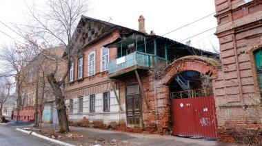 Astrakhan, Rusya, 13 Ocak 2021. Şehrin eski binaları. Ön cephe. Danton Caddesi.