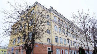 Astrakhan, Rusya, 13 Ocak 2021. Şehrin eski binaları. Ön cephe. Kibalchich Caddesi