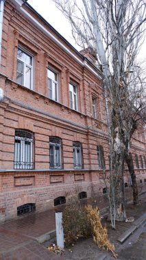 Astrakhan, Rusya, 15 Ocak 2021. Şehrin eski binaları. Ön cephe. Mayakovsky Caddesi