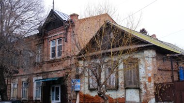 Astrakhan, Rusya, 15 Ocak 2021. Şehrin eski binaları. Ön cephe. Mayakovsky Caddesi