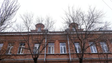 Astrakhan, Rusya, 15 Ocak 2021. Şehrin eski binaları. Ön cephe. Mayakovsky Caddesi