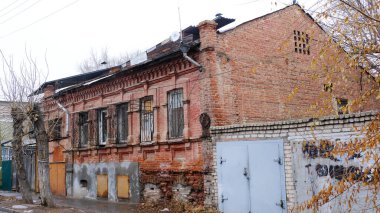 Astrakhan, Rusya, 15 Ocak 2021. Şehrin eski binaları. Ön cephe. Mayakovsky Caddesi