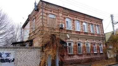 Astrakhan, Rusya, 15 Ocak 2021. Şehrin eski binaları. Ön cephe. Mayakovsky Caddesi