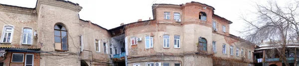 ロシアのアストラハン2021年1月13日 旧市街の建物 ファサード クレムレフスカヤ通り — ストック写真