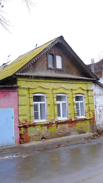 ロシアのアストラハン2021年1月15日 旧市街の建物 ファサード マヤコフスキー通り — ストック写真