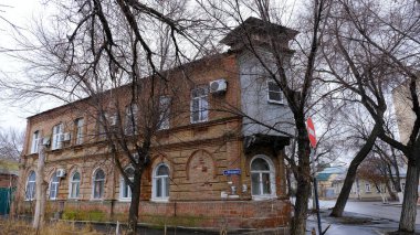 Astrakhan, Rusya, 15 Ocak 2021. Şehrin eski binaları. Ön cephe. Mayakovsky Caddesi