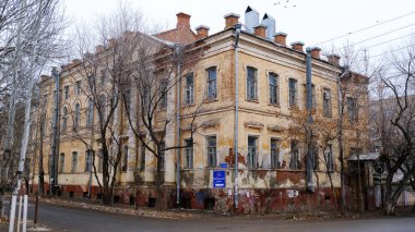 Astrakhan, Rusya, 7 Ocak 2021. Şehrin eski binaları. Ön cephe. Mechnikov Caddesi