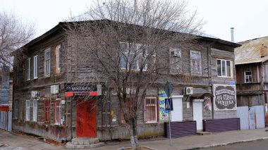 Astrakhan, Rusya, 7 Ocak 2021. Şehrin eski binaları. Ön cephe. Mechnikov Caddesi