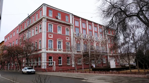 Astrakhan, Rusya, 7 Ocak 2021. Şehrin eski binaları. Ön cephe. Mechnikov Caddesi