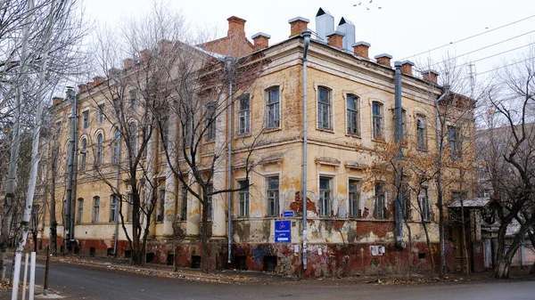 ロシアのアストラハン2021年1月7日 旧市街の建物 ファサード メキコフ通り — ストック写真