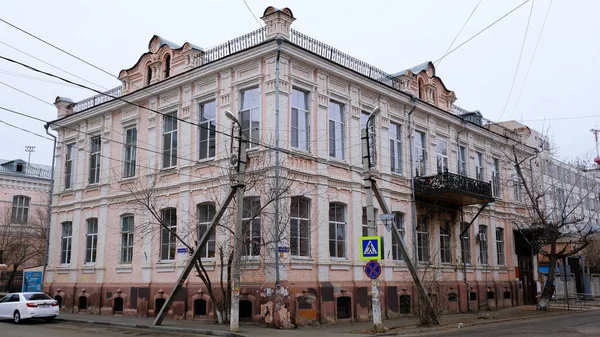 Astrakhan, Rusya, 7 Ocak 2021. Şehrin eski binaları. Ön cephe. Mechnikov Caddesi