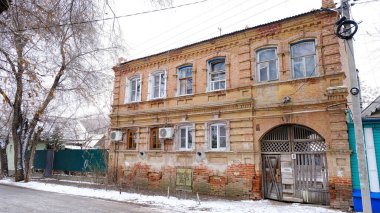 Astrakhan, Rusya, 12 Ocak 2021. Şehrin eski binaları. Ön cephe. Ostrovsky Yolu