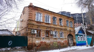 Astrakhan, Rusya, 12 Ocak 2021. Şehrin eski binaları. Ön cephe. Ostrovsky Yolu