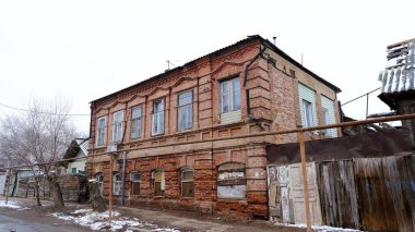 Astrakhan, Rusya, 12 Ocak 2021. Şehrin eski binaları. Ön cephe. Ostrovsky Yolu