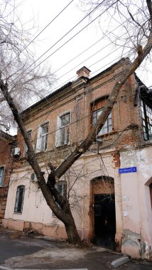 Astrakhan, Rusya, 13 Ocak 2021. Şehrin eski binaları. Ön cephe. Chip Yolu