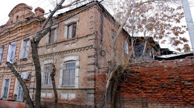 Astrakhan, Rusya, 13 Ocak 2021. Şehrin eski binaları. Ön cephe. Sessiz şerit