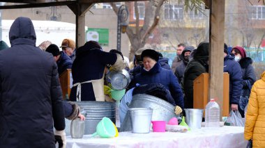 Astrakhan, Rusya, 19 Ocak 2021. Tanrı 'nın Vaftizinde insanlar kutsal su için tapınakta dururlar..