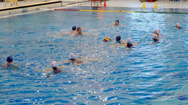 Astrakhan, Rusya, 19 Ocak 2021. Havuzdaki kızlar su topu oynamayı öğreniyorlar..