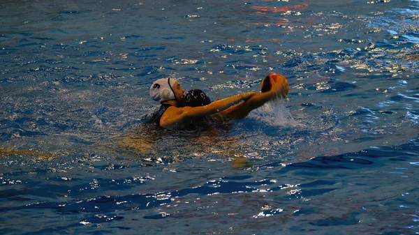 Astrachan Russland Januar 2021 Mädchen Pool Lernen Wasserball Spielen — Stockfoto