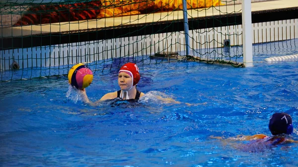 Astrachan Russland Januar 2021 Mädchen Pool Lernen Wasserball Spielen — Stockfoto
