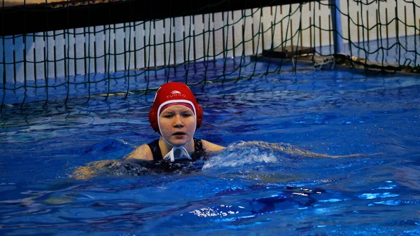 Astrachan Russland Januar 2021 Mädchen Pool Lernen Wasserball Spielen — Stockfoto