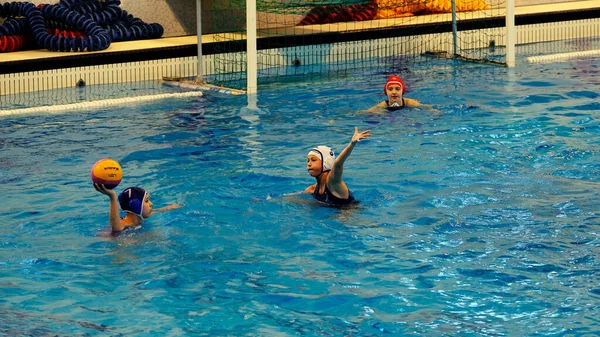 Astrakhan Rússia Janeiro 2021 Meninas Piscina Estão Aprendendo Jogar Polo — Fotografia de Stock