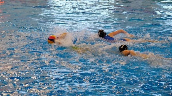 아스트라한 러시아 2021 수영장에 애들이 수구치는 배우고 있어요 — 스톡 사진