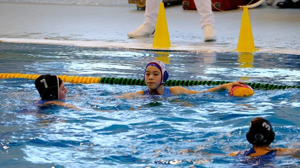 Astrachan Russland Januar 2021 Mädchen Pool Lernen Wasserball Spielen — Stockfoto