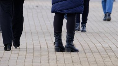 Kaldırımda duran bir kızın bacakları.