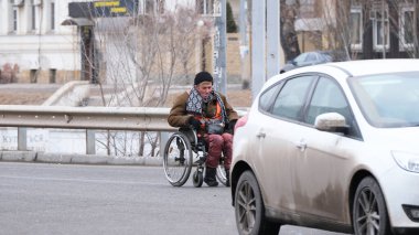 Astrakhan, Rusya. 25 Ocak 2021. Rusya 'da yolda bir dilenci. Rusya 'da dilencilik
