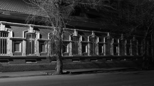 Gevel Van Het Gebouw Nachts Onder Het Licht Van Straatlantaarns — Stockfoto