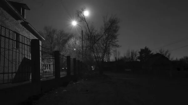 Die Fassade Des Gebäudes Bei Nacht Licht Der Straßenlaternen — Stockfoto