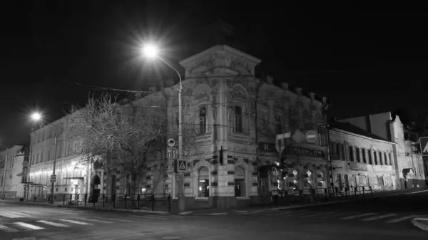 Fasáda Starého Domu Noci Pouliční Světla Městská Architektura Umělým Osvětlením — Stock fotografie