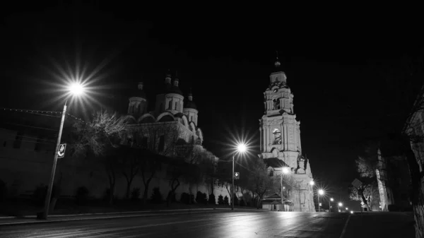 Fasada Starego Domu Nocy Architektura Miejska Sztucznym Oświetleniem — Zdjęcie stockowe