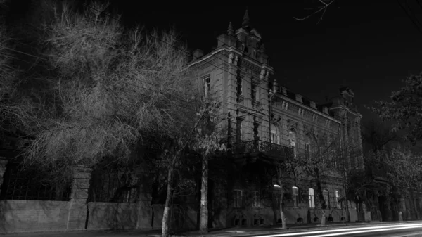 Fachada Una Casa Vieja Por Noche Farolas Arquitectura Urbana Con —  Fotos de Stock