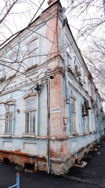 Astrakhan, Rusya, 12 Ocak 2021. Şehrin eski binaları. Ön cephe. Saint-Simon Caddesi.