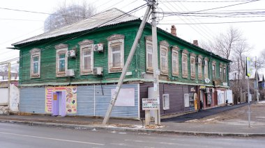 Astrakhan, Rusya, 12 Ocak 2021. Şehrin eski binaları. Ön cephe. Saint-Simon Caddesi.