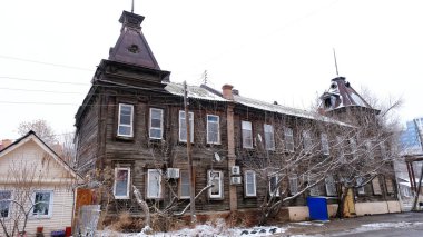 Astrakhan, Rusya, 12 Ocak 2021. Şehrin eski binaları. Ön cephe. Saint-Simon Caddesi.