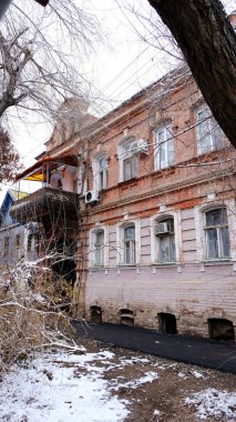 Astrakhan, Rusya, 12 Ocak 2021. Şehrin eski binaları. Ön cephe. Saint-Simon Caddesi.