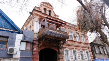 Astrakhan, Rusya, 12 Ocak 2021. Şehrin eski binaları. Ön cephe. Saint-Simon Caddesi.