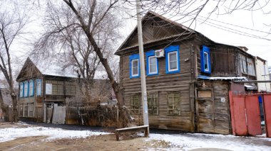 Astrakhan, Rusya, 12 Ocak 2021. Şehrin eski binaları. Ön cephe. Saint-Simon Caddesi.
