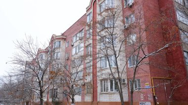 Astrakhan, Rusya, 12 Ocak 2021. Şehrin eski binaları. Ön cephe. Saint-Simon Caddesi.