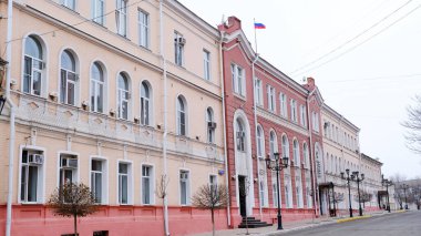 Astrakhan, Rusya, 9 Ocak 2021. Şehrin eski binaları. Ön cephe. Chernyshevsky Caddesi