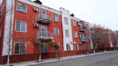 Astrakhan, Rusya, 9 Ocak 2021. Şehrin eski binaları. Ön cephe. Chernyshevsky Caddesi