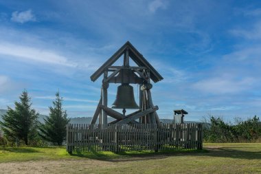 Oberwiesenthal yakınlarındaki Fichtelberg Dağı 'ndaki barış çanı.
