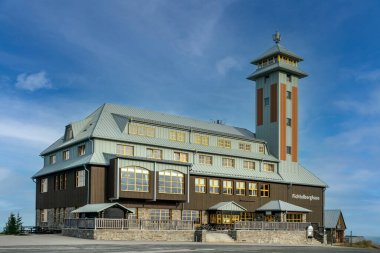 Fichtelberg, Saksonya, Almanya - 22 Ekim 2020: Güneşli bir sonbahar gününde Fichtelberghaus dağının zirvesinde