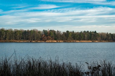 Güneşli bir kış gününde Friedrichsthal yakınlarındaki Grabowsee Gölü 'ne bakın.