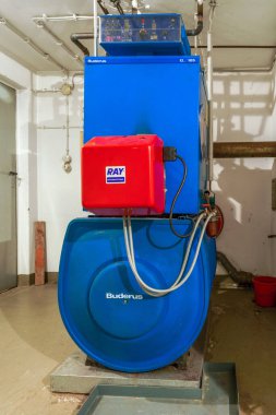 Eski mavi Buderus G 105 yağ ısıtıcısı ve 1992 'de yapılmış kırmızı Ray ocağı.