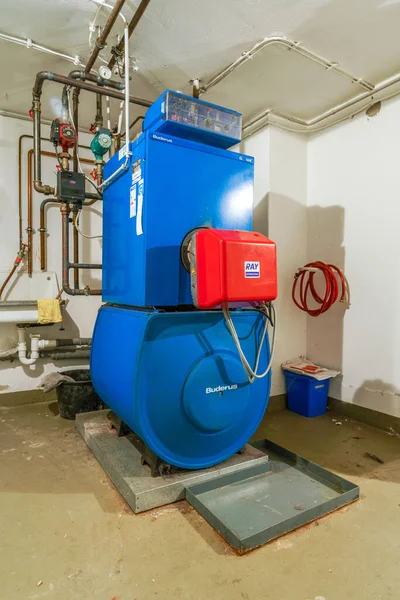 Eski mavi Buderus G 105 yağ ısıtıcısı ve 1992 'de yapılmış kırmızı Ray ocağı.