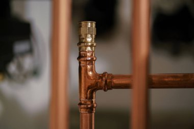 Yeni ve parlak bakır su boruları